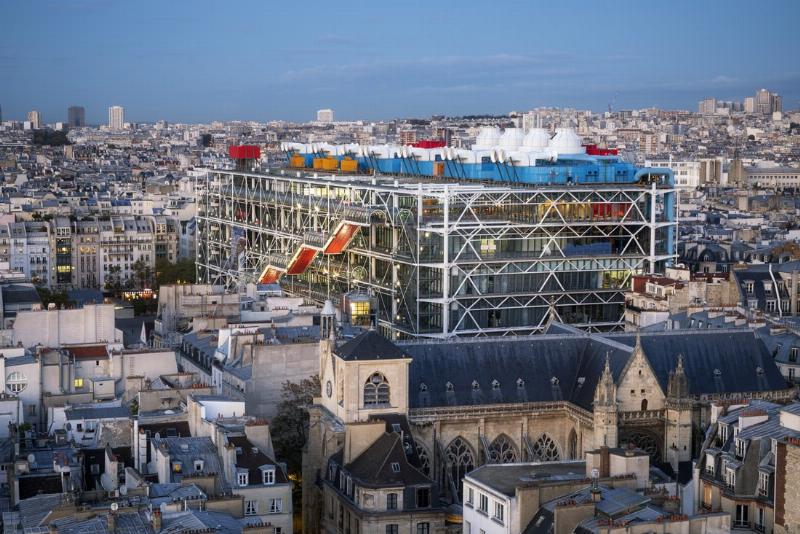 Vue emblématique de la façade du Centre Pompidou, Paris, avec ses tuyaux colorés et escalators extérieurs, une exposition Beaubourg architecturale.